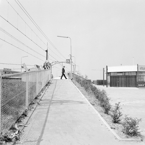 150783 Gezicht op een looppad naar het perron bij het N.S.-station Vlaardingen West te Vlaardingen.